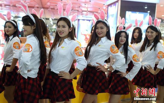 11月11日晚，一百位統(tǒng)一打扮的“兔女郎”現(xiàn)身南京新街口，逛街看電影玩快閃，走到哪里都被圍觀。