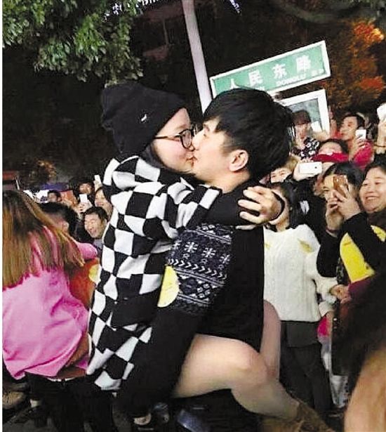 雖只是縣城的比賽，但水準著實不低，居然有選手采用考拉式。