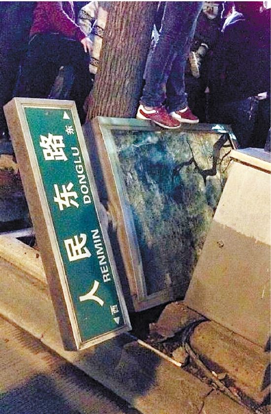 路牌都踩翻，還有人上了樹，城管不出手，也確實不大合適。