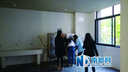 距接熱水的茶房約20米。 南都記者 張少杰 攝