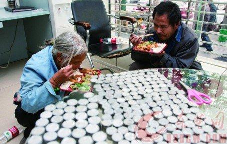 夫婦倆吃著工作人員準(zhǔn)備的盒飯，硬幣已被清點(diǎn)出來(lái)。