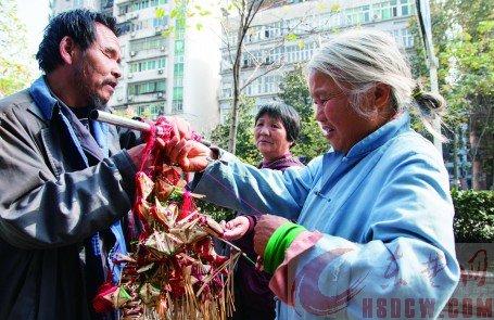 一個(gè)過(guò)路市民在挑選高廣林做的香包。