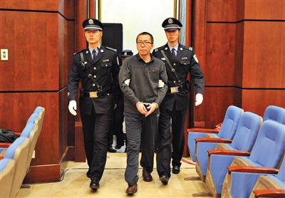 楊秀宇被帶入法庭。昨日，楊秀宇及女下屬盧梅因非法經(jīng)營罪獲刑4年、一年半并處罰金。