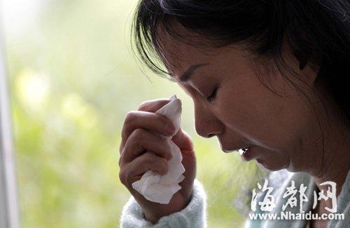 小梅的媽媽看到女兒發(fā)來的信息，就忍不住落淚