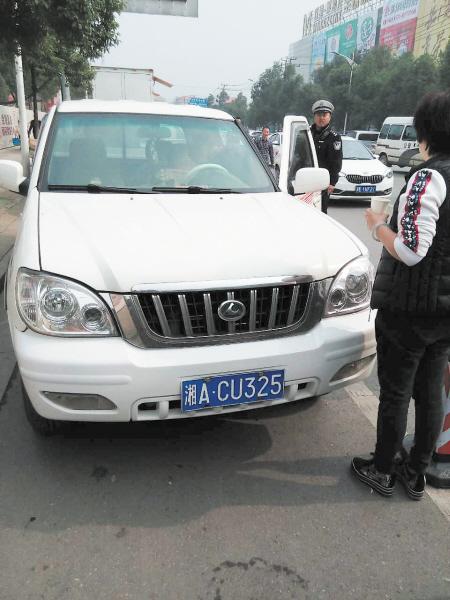 長沙男子開公車違停吃罰單 妻女推搡交警被行拘 長沙男子開公車違停吃罰單 妻女推搡交警被行拘