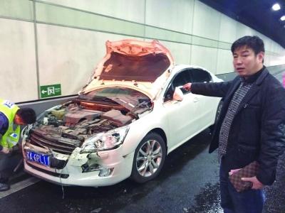 白色標致車車頭嚴重損毀。
