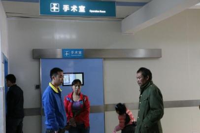 宇宇的父母和爺爺一直守候在手術(shù)室外。