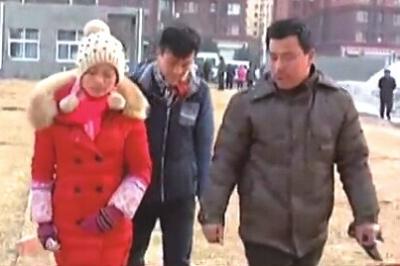 “失蹤”后又回家的越南新娘小吳(左)和家人到警方報(bào)案。視頻截圖