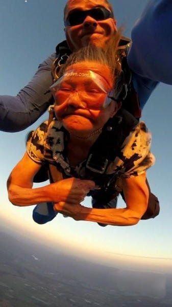 閔老太太正在體驗高空跳傘。