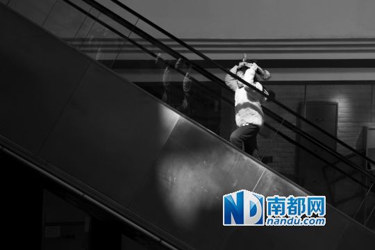 12月12日上午，正佳廣場內(nèi)，任淘淘在扶梯上奔跑玩耍。