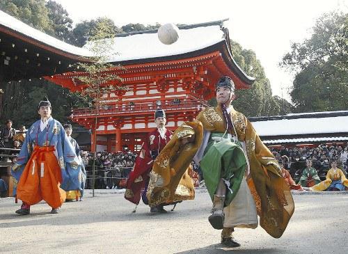 京都市左京區(qū)的下鴨神社舉行新年例行活動(dòng)“蹴鞠”。