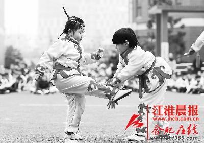 兩名小朋友在進行武術(shù)對打表演。