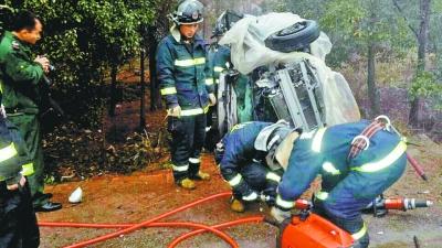 消防官兵正準備拆車門救人。