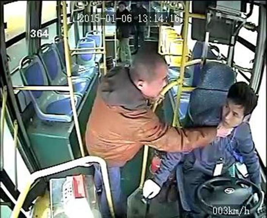 車載監(jiān)控視頻顯示，806路公交車司機(jī)袁宋林在車輛行駛中拒絕一乘車男子提出停車的要求后，遭到該男子的反復(fù)毆打。視頻截圖
