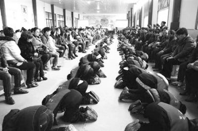 學(xué)生們?cè)诶蠋煹闹笇?dǎo)下，一起給父母下跪謝恩。微博截圖