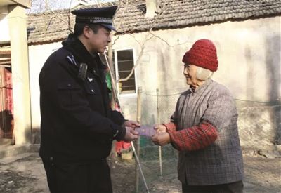 民警將戶口本交給陳奶奶。