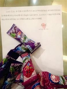 為表謝意，他特意買來20根棒棒糖送給民警。