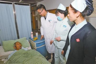 老人病治好了，可他卻一直躺在醫(yī)院的病床上。
