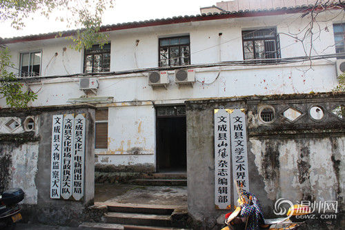 文成縣府大院除了主樓外，其他的基本為磚木結構的兩層小樓