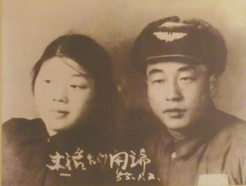 當(dāng)年的結(jié)婚照老人還保留得很好。