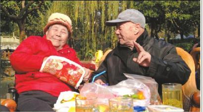 結(jié)婚60年，梁玉芹婆婆和王再功爺爺恩愛(ài)如初。