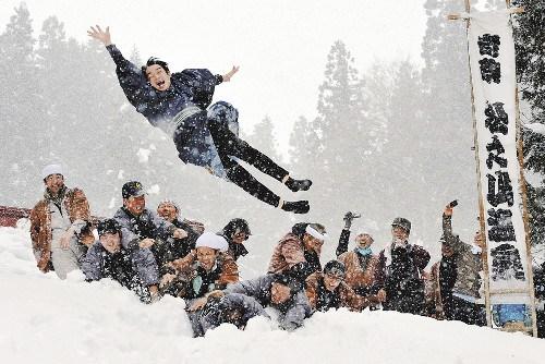 新婚男子被扔雪地里。