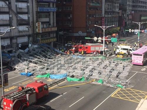 臺(tái)北市寧波東街和羅斯福路交叉口23日有腳手架倒塌，占據(jù)車道。臺(tái)灣“中央社”