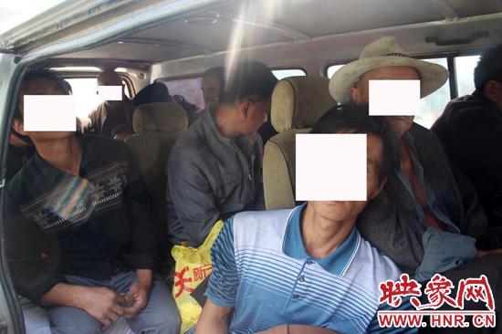 一輛8座的面包車竟然擠進(jìn)17個(gè)人。