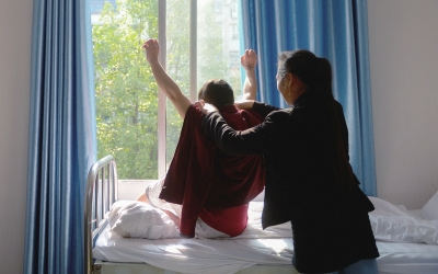 出院前，窗外透進一道陽光，打在他的身上。