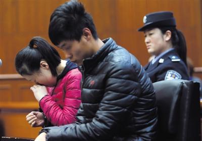 昨日，因殺死自己的親生兒子，被告人王某受審，其男友喬某則因涉嫌幫助毀滅證據(jù)罪受審。
