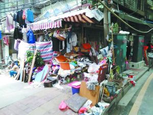 工作人員清理前，阿姨家周圍垃圾如山。