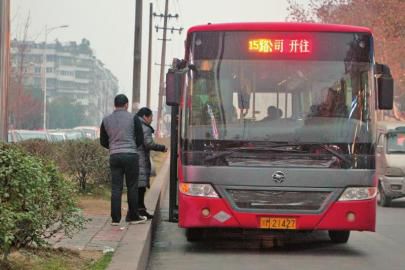 1月6日下午，資陽(yáng)一輛15路公交車停靠在當(dāng)時(shí)事發(fā)車站。