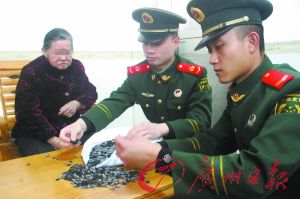 手機內(nèi)存卡因體積小、價值高，成為水客走私的“新寵”。圖為邊防官兵正在清點走私物品。