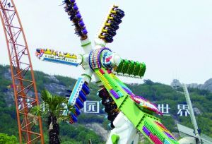 3月28日零點(diǎn)剛過幾分鐘，上海迪士尼6月16日開園日的門票就宣告售罄，巨大的訪問量一度導(dǎo)致票務(wù)系統(tǒng)出現(xiàn)間歇性故障，被網(wǎng)友調(diào)侃“激烈程度堪比春運(yùn)”。網(wǎng)上甚至有“黃?！睂⒁粡堥_園門票炒到幾千元。