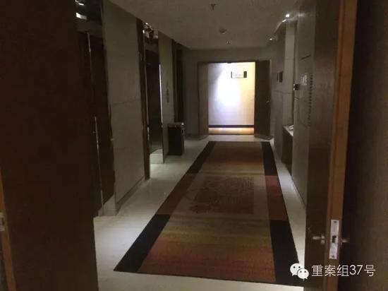 事發(fā)電梯口。    新京報記者 林斐然 攝