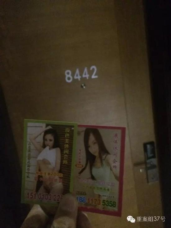 店多客房內(nèi)均發(fā)現(xiàn)有“小卡片”。    新京報記者 林斐然 攝