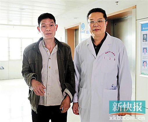 黃式水與增城區(qū)人民醫(yī)院醫(yī)生合影。 通訊員供圖