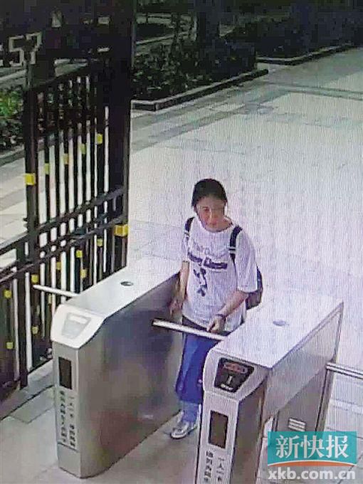 小區(qū)監(jiān)控拍到,保姆“李晴”于14日下午1時55分背著官女士的背包離開。均為當(dāng)事人供圖