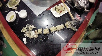 拼出魚骨，推斷魚沒有3斤8兩。 本報記者 平索茜 攝