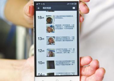 楊曉華的上百條朋友圈記錄了她陪伴男友抗病的歷程。