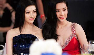 除了白，在合影中還有另外一個(gè)制勝法寶，就是——高。