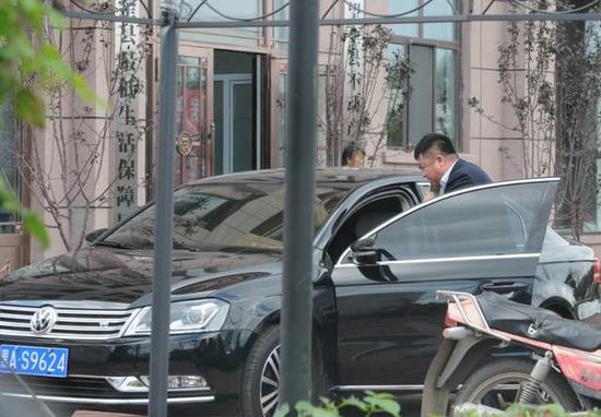 程海濤局長(zhǎng)駕駛的假牌車(chē)，停在縣低保局門(mén)前