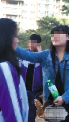 105中學(xué)女生被打案網(wǎng)傳視頻截圖 105中學(xué)女生被打案網(wǎng)傳視頻截圖