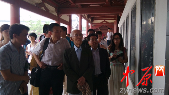 余光中、汪國真做客杜甫故里 共話詩圣家國情懷