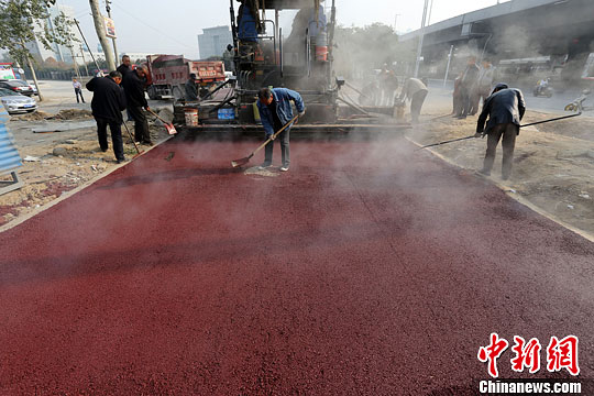 鄭州鋪設“紅地毯車道”色彩鮮明利于區(qū)分