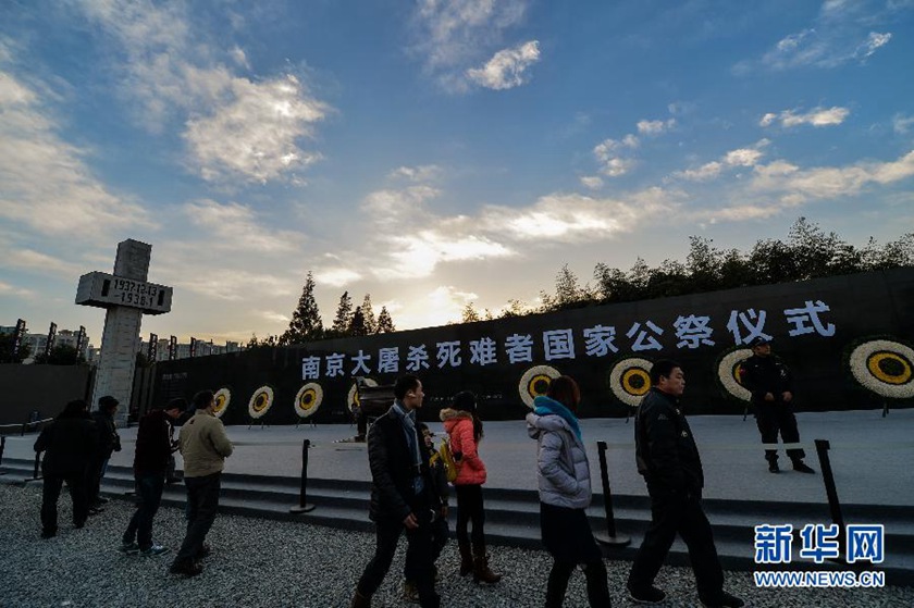 12月14日,觀眾在侵華日軍南京大屠殺遇難同胞紀(jì)念館國(guó)家公祭儀式會(huì)場(chǎng)參觀。新華社記者 沈鵬 攝　