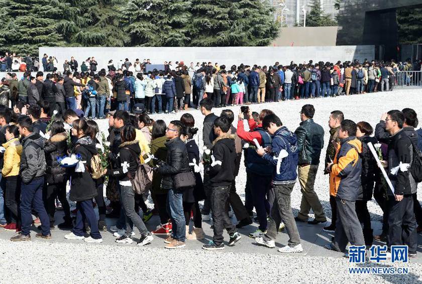  12月14日,參觀者在排隊(duì)進(jìn)入紀(jì)念館展館參觀。新華社記者孫參攝