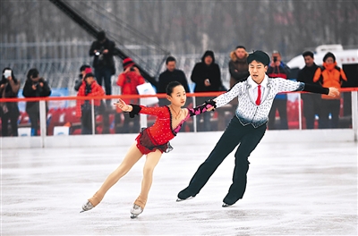 12月18日,五棵松冰世界體育樂園正式開門迎客,圖為花樣滑冰運動員進行表演。