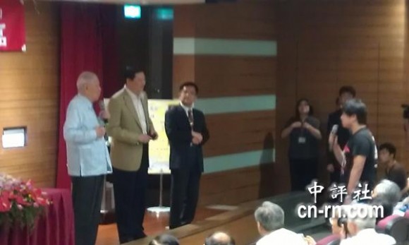 　大陸交換學(xué)生針對(duì)演講內(nèi)容，頻頻問(wèn)李登輝，雙方一來(lái)一往。(中評(píng)社黃文杰攝)