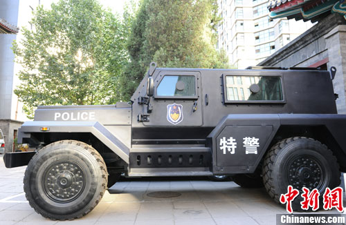 　　國(guó)產(chǎn)輕型聯(lián)合越野戰(zhàn)車側(cè)面照。張龍?jiān)茢z